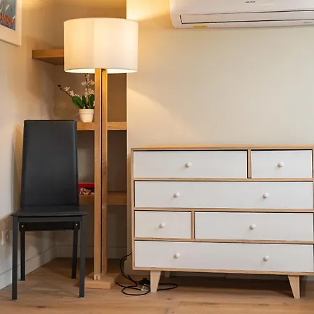 Elegant Renovated On The Floor Center