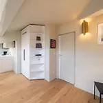 Апартаменты Elegant Renovated On The Floor Center