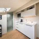 Апартаменты Elegant Renovated On The Floor Center *